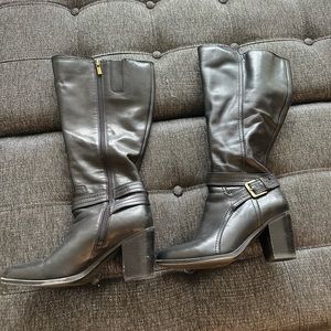 Naturalizer knee high boot. Leather. Color black.